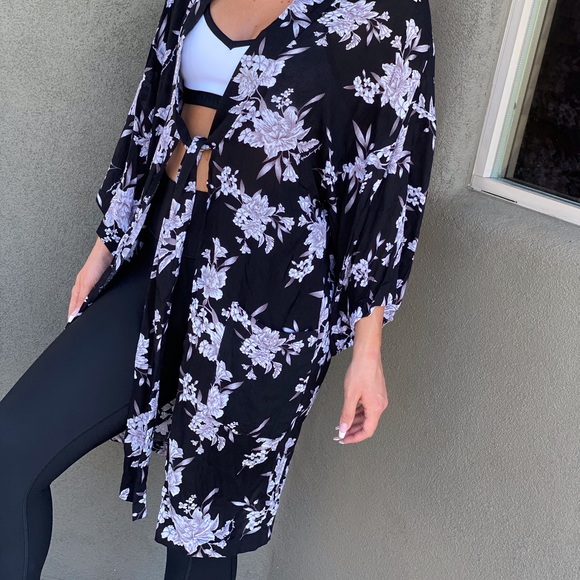 Floral kimono robe - Picture 2 of 9